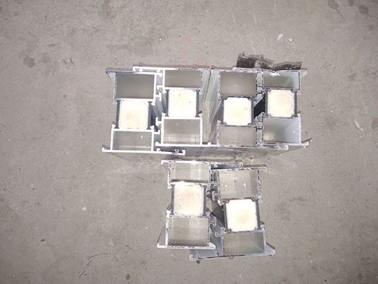 铝合金门窗保温填充聚氨酯 喷涂发泡机(图1) 铝合金门窗保温填充聚氨酯