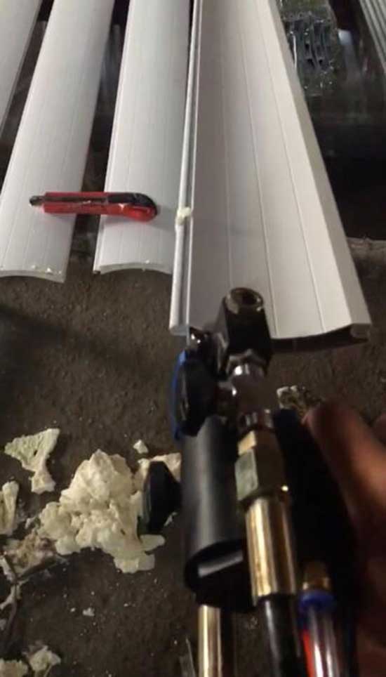 聚氨酯发泡填充(图1) 聚氨酯发泡填充 卷帘门空隙保温