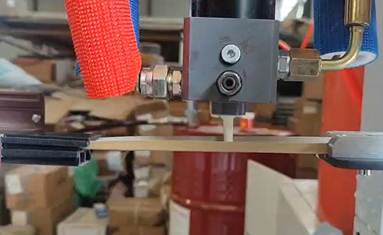 断桥铝型材腔体填充聚氨酯发泡机(图2) JX-H-P30S穿条机 穿纸条式铝型材发泡设备案例